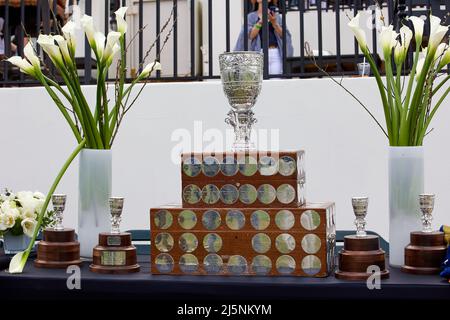 Wellington, Usa. 24. April 2022. Trophäe der U.S. Open Polo Championship 2022 auf dem Tisch platziert, Finale im International Polo Club Palm Beach, Florida. Endergebnis: 11-6. Sieger: Pilot Polo. (Foto von Yaroslav Sabitov/SOPA Images/Sipa USA) Quelle: SIPA USA/Alamy Live News Stockfoto