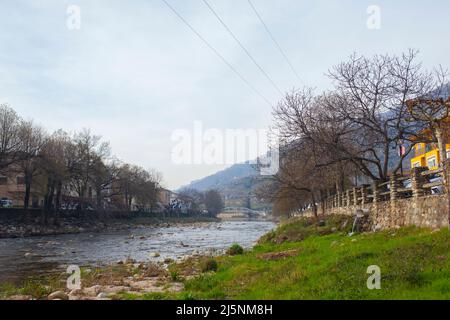 Navaconcejo alte Brücke, Puente Viejo im Winter. Caceres, Extremadura, Spanien Stockfoto