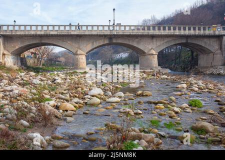 Navaconcejo alte Brücke, Puente Viejo im Winter. Caceres, Extremadura, Spanien Stockfoto