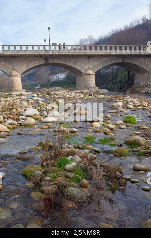 Navaconcejo alte Brücke, Puente Viejo im Winter. Caceres, Extremadura, Spanien Stockfoto