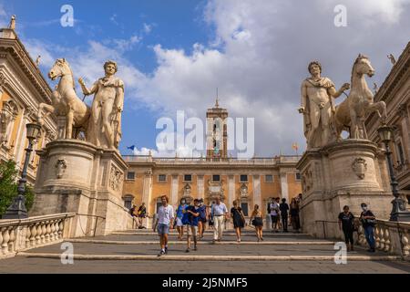 Die Kapitolinische cordonata bis zur Piazza del Campidoglio in Rom, Italien. Alte Statuen von Castor und Pollux und Palazzo Senatorio (Senatorialpalast) Stockfoto