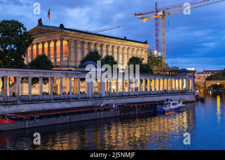 Berlin, Deutschland, Alte Nationalgalerie und die Kolonnade auf der Museumsinsel an der Spree in der Abenddämmerung Stockfoto