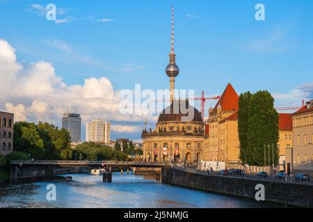 Berliner Innenstadt in Deutschland, Skyline bei Sonnenuntergang mit Fernsehturm und Bode-Museum auf der Museumsinsel an der Spree. Stockfoto