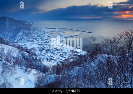 Rausu ist eine Stadt im Menashi District, Unterpräfektur Nemuro, Hokkaido. Im Winter Sonnenuntergang am Hafen von Rausu. Schöne Winterlandschaft aus Stockfoto