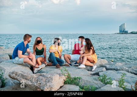 Gruppe von jungen Leuten bei Sonnenuntergang in Barcleona Beach Stockfoto