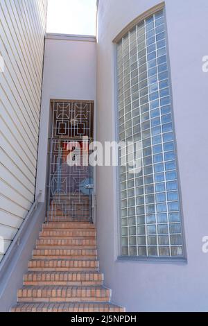 Eine Treppe mit Ziegelsteinen führt zu einem schmiedeeisernen Eingangstor in San Francisco, Kalifornien Stockfoto