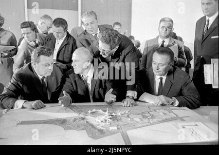 Treffen und Pressekonferenz der Jury zur Entscheidung über den Architekturwettbewerb für die Münchner Olympiagebäude in Halle 1 des Ausstellungsparks: Franz Josef Strauß, Egon Eiermann und will Daume. [Automatisierte Übersetzung] Stockfoto