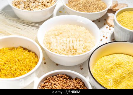 Auswahl an Vollkorngetreide glutenfreies Getreide. Verschiedene glutenfreie Getreidesorten: Reis, Buchweizen, Maisgroats, Quinoa, Hirse, Hafer, Buchweizen, Bulgu Stockfoto