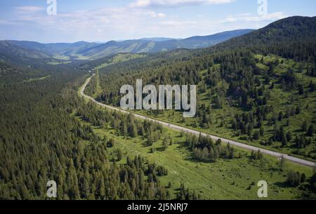 Luftaufnahme des Chui-Traktes oder des Chuya Highway in der Nähe des Seminsky-Gebirgspass. Altai, Sibirien, Russland. Stockfoto