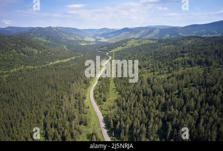 Luftaufnahme des Chui-Traktes oder des Chuya Highway in der Nähe des Seminsky-Gebirgspass. Altai, Sibirien, Russland. Stockfoto