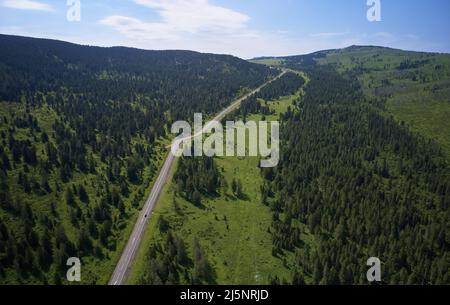 Luftaufnahme des Chui-Traktes oder des Chuya Highway in der Nähe des Seminsky-Gebirgspass. Altai, Sibirien, Russland. Stockfoto