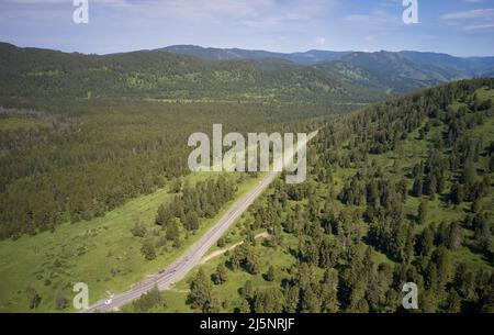 Luftaufnahme des Chui-Traktes oder des Chuya Highway in der Nähe des Seminsky-Gebirgspass. Altai, Sibirien, Russland. Stockfoto