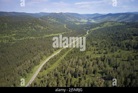 Luftaufnahme des Chui-Traktes oder des Chuya Highway in der Nähe des Seminsky-Gebirgspass. Altai, Sibirien, Russland. Stockfoto