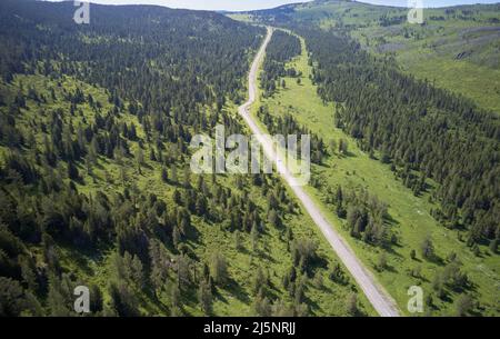 Luftaufnahme des Chui-Traktes oder des Chuya Highway in der Nähe des Seminsky-Gebirgspass. Altai, Sibirien, Russland. Stockfoto