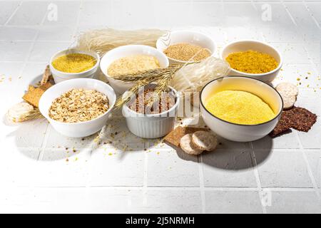 Auswahl an Vollkorngetreide glutenfreies Getreide. Verschiedene glutenfreie Getreidesorten: Reis, Buchweizen, Maisgroats, Quinoa, Hirse, Hafer, Buchweizen, Bulgu Stockfoto