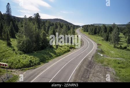 Luftaufnahme des Chui-Traktes oder des Chuya Highway in der Nähe des Seminsky-Gebirgspass. Altai, Sibirien, Russland. Stockfoto