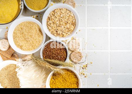 Auswahl an Vollkorngetreide glutenfreies Getreide. Verschiedene glutenfreie Getreidesorten: Reis, Buchweizen, Maisgroats, Quinoa, Hirse, Hafer, Buchweizen, Bulgu Stockfoto