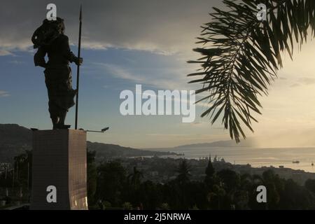 Silhouette der 8 Meter hohen Statue von Martha Christina Tiahahu (1800-1818), einer Heldin, die für ihre Rolle während der Kämpfe gegen die Kolonialherrin im 19.. Jahrhundert bekannt ist. Das Denkmal befindet sich auf dem Karangpanjang Hügel mit Blick auf die Stadt Ambon, die Bucht von Ambon und die Banda See in Zentral-Maluku, Maluku, Indonesien. Stockfoto