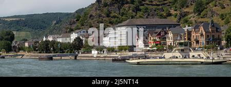 SANKTE GOARSHAUSEN, DEUTSCHLAND - 06. JULI 2019: Panoramablick auf das Dorf, das stromabwärts zum Schloss Maus blickt Stockfoto