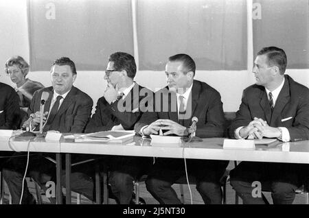 Treffen und Pressekonferenz der Jury zur Entscheidung über den Architekturwettbewerb für die Münchner Olympiagebäude in Halle 1 des Ausstellungsparks. Franz Josef Strauß, Hans Jochen Vogel und Willi Daume. [Automatisierte Übersetzung] Stockfoto