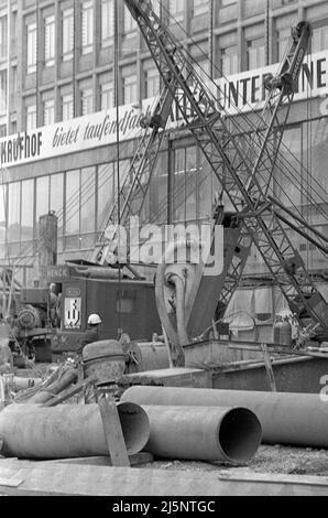 Bau der U-Bahn in München, hier der Kaufhof am Stachus. [Automatisierte Übersetzung] Stockfoto