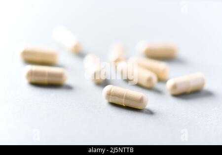 Selenkapseln. Konzept für eine gesunde Nahrungsergänzung. Heller Papierhintergrund. Weichfokus. Nahaufnahme. Speicherplatz kopieren. Stockfoto