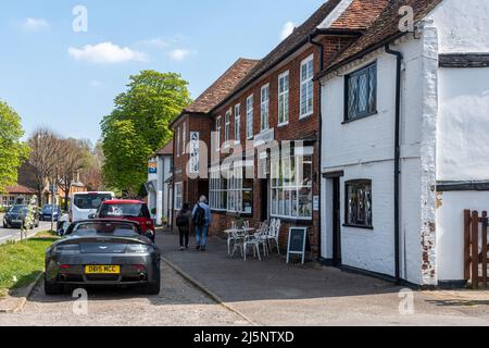 Blick auf Ripley Village High Street, ein Dorf in Surrey, England, Großbritannien, mit J. Hartley Antiques Ltd Zimmer Stockfoto