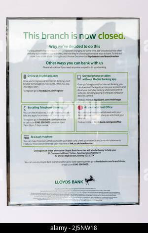 Lloyds Bank Hinweis: Diese Filiale ist jetzt geschlossen, vor der Tür einer kürzlich geschlossenen Bank, Großbritannien Stockfoto