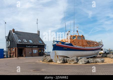 Das alte RNLI-Rettungsboot namens Ruby und Arthur Reed wurde in der Hythe Marina am Ufer in der Nähe von Southampton, Hampshire, England, Großbritannien, ausgestellt Stockfoto