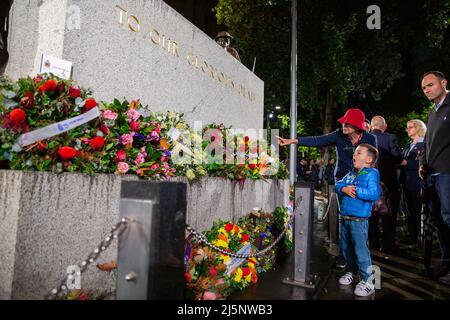 Sydney, Australien. 25. April 2022. Am 25. April 2022 nehmen Menschen am Anzac Day-Morgendienst in Sydney, Australien, Teil. Der Anzac Day, der jedes Jahr am 25. April stattfindet, geht auf eine zentrale Kampagne des Ersten Weltkriegs im Jahr 1915 zurück, die von der australischen und neuseeländischen Armee Corp. An den Ufern der türkischen Halbinsel Gallipoli geführt wurde. Quelle: Hu Jingchen/Xinhua/Alamy Live News Stockfoto