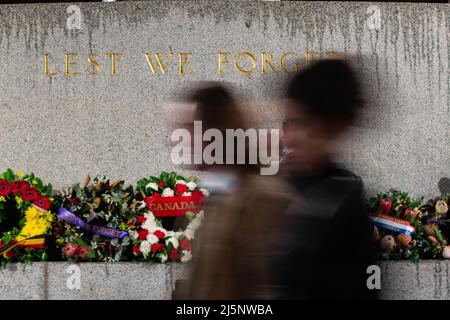 Sydney, Australien. 25. April 2022. Am 25. April 2022 nehmen Menschen am Anzac Day-Morgendienst in Sydney, Australien, Teil. Der Anzac Day, der jedes Jahr am 25. April stattfindet, geht auf eine zentrale Kampagne des Ersten Weltkriegs im Jahr 1915 zurück, die von der australischen und neuseeländischen Armee Corp. An den Ufern der türkischen Halbinsel Gallipoli geführt wurde. Quelle: Hu Jingchen/Xinhua/Alamy Live News Stockfoto