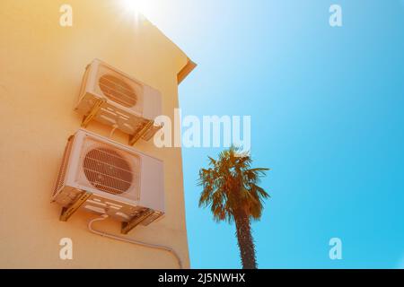 Klimaanlage externe Einheit an der Wand des mediterranen Hauses in Kroatien montiert, Kopie Raum enthalten Stockfoto