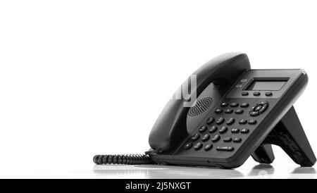 Telefon mit VOIP isoliert auf weißem Hintergrund. Kundendienst-Support, Call Center-Konzept. Festnetztelefon im Büro. Modernes VoIP oder IP p Stockfoto