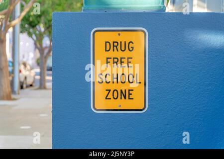 Drogenfreie Schulzone auf einer gelben Beschilderung in San Francisco, Kalifornien Stockfoto