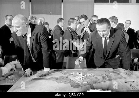 Treffen und Pressekonferenz der Jury zur Entscheidung über den Architekturwettbewerb für die Münchner Olympiagebäude in Halle 1 des Ausstellungsparks: Egon Eiermann und will Daume. [Automatisierte Übersetzung] Stockfoto