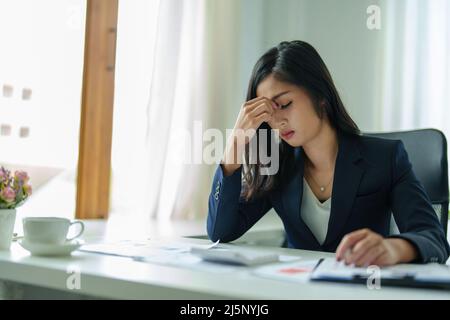 Konzept Burnout-Syndrom. Geschäftsfrau fühlt sich unbehaglich am Arbeiten. Die durch Stress, durch erfolglose Arbeit und weniger Ruhe angesammelt wird Stockfoto