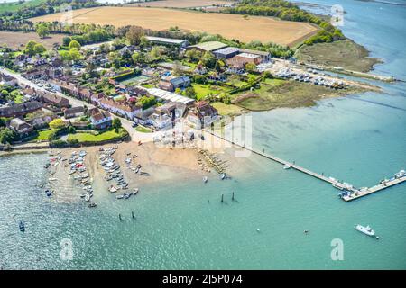 Itschenor Segelziel in Chichester Hafen mit schönen Reflexionen aus dem Wasser der Mündung. Luftaufnahme. Stockfoto