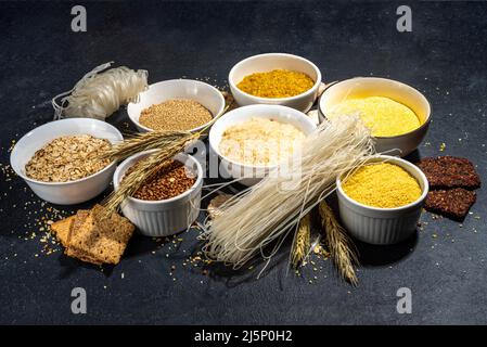 Auswahl an Vollkorngetreide glutenfreies Getreide. Verschiedene glutenfreie Getreidesorten: Reis, Buchweizen, Maisgroats, Quinoa, Hirse, Hafer, Buchweizen, Bulgu Stockfoto