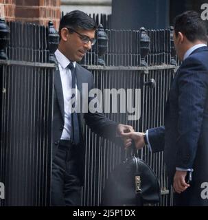 London, Großbritannien. 25. April 2022. Kanzler RISHI SUNAK verlässt Downing Street in Westminster. Bildnachweis: Ben Cawthra/Sipa USA **KEINE Verkäufe in Großbritannien** Bildnachweis: SIPA USA/Alamy Live News Stockfoto