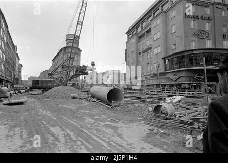 Bau der U-Bahn in München, hier am Stachus. Im Bild das Pinihaus, rechts das Hotel Königshof. [Automatisierte Übersetzung] Stockfoto