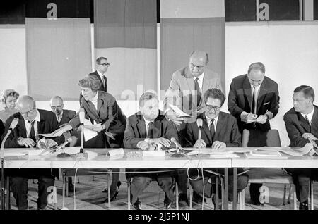 Treffen und Pressekonferenz der Jury zur Entscheidung über den Architekturwettbewerb für die Münchner Olympiabauten in Halle 1 des Ausstellungsparks: Franz Josef Strauß und Hans Jochen Vogel während der PK. [Automatisierte Übersetzung] Stockfoto