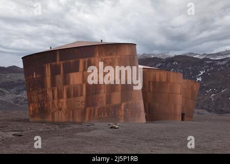 Überreste einer alten Station auf Deception Island, Antarktis. Stockfoto