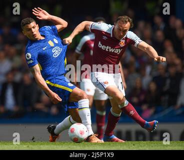 London, Großbritannien. 23. April 2022. 24. April 2022 - Chelsea gegen West Ham United - Premier League - Stamford Bridge Thiago Silva kämpft während des Premier League-Spiels auf der Stamford Bridge gegen Mark Noble. Bildnachweis: Kredit: Mark Pain/Alamy Live Nachrichten Stockfoto