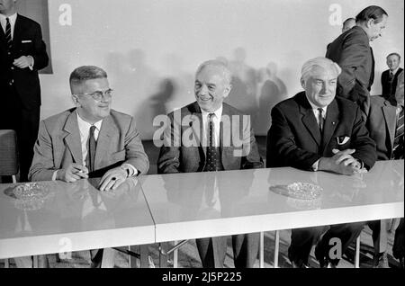 Treffen und Pressekonferenz der Jury zur Entscheidung über den Architekturwettbewerb für die Münchner Olympiagebäude in Halle 1 des Ausstellungsparks: Mitglieder der Jury. [Automatisierte Übersetzung] Stockfoto