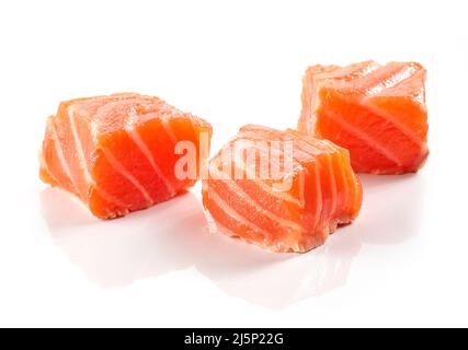 Frische rohe Lachsstücke isoliert auf weißem Hintergrund Stockfoto
