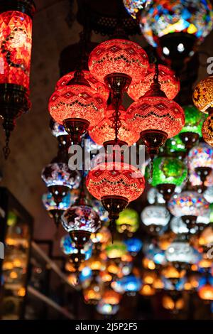 Orientalische bunte Glashängelampen oder Laternen im türkischen Basar Stockfoto