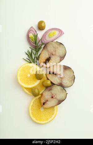 Konzept von leckeren Speisen mit geräucherter Makrele auf weißem Hintergrund Stockfoto