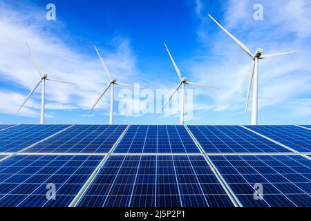 Sonnenkollektoren und Windkraftanlagen Landschaft unter blauem Himmel. Konzept für grüne Energie. Stockfoto
