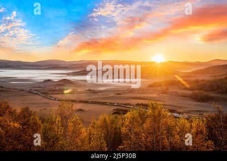 Wunderschöne Naturlandschaft im Ulan Butong Grasland, Innere Mongolei, China. Farbenfrohe Wiesen- und Berglandschaft im Herbst. Stockfoto