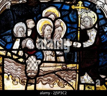 Mittelalterliche Glasmalerei, die Jesus an Land und seine Jünger in einem Boot auf dem See von Galilee zeigt, St. Andrew's Church, Greystoke, Cumbria, Großbritannien Stockfoto